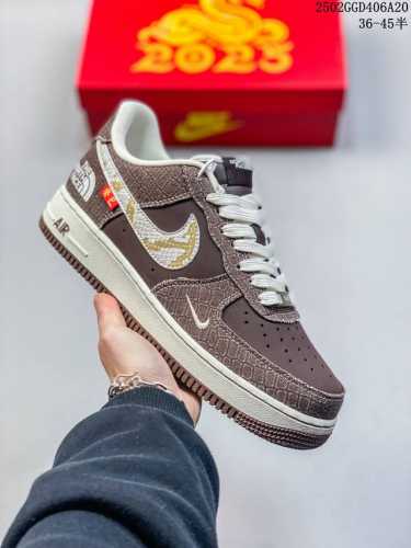 290 耐克Nike Air Force 1 Low 空军一号 Af1 蛇年北面限定版，蛇皮纹防水高定。低帮百搭休闲运动板鞋。柔软、弹性十足的缓震性能和出色的中