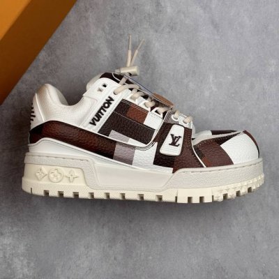 本地 核心私 Lv-路易-威登Trainer 2025走秀最新款原版1：1开发复刻！！上脚非常舒适 做工精细鞋面由意大利进口小牛皮拼接，侧边饰有品牌Logo标志