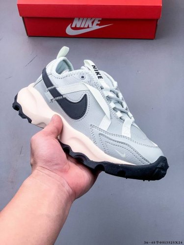 nike Tc 7900 新款老爹鞋，织带与对勾交错穿插，以及它的走线和收口，看起来都非常的有设计感，很高级。 对勾是有反光效果的 鞋底用了厚实的泡绵不仅可以缓
