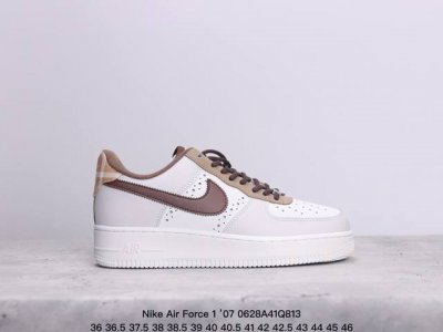 公司级耐克 Nike Air Force 1 ’07 空军一号低帮百搭休闲运动板鞋。柔软、弹性十足的缓震性能和出色的中底设计，横跨复古与现代的外型结合，造就出风
