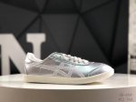 亚瑟士 Onitsuka Tiger Tokuten 复古低帮休闲跑鞋 鞋跟 鞋舌处印有鬼塚虎特有的品牌Logo标志提升品牌的认知度 柔软内里材质 穿着更加舒适