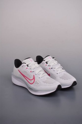 230 Nike Quest 6极速6代 网面透气 时尚休闲跑步鞋 简约高科技设计采用多层材料，为双足带来凉爽感受和稳固体验时尚鞋面搭配中足包覆设计，提供稳固