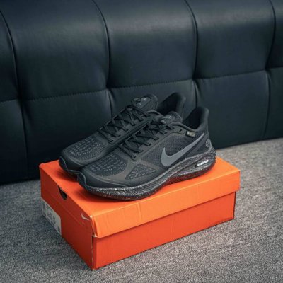 核心私 Nike Gore-Tex针织鞋面休闲运动慢跑鞋 ，柔软舒适低帮跑步鞋男女同款白色，功能性与时尚性兼具的鞋款流线型的鞋身上脚特显腿细 多重材质组合让此款