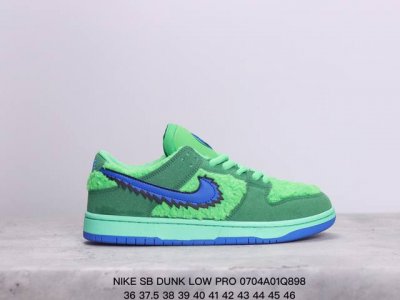 耐克nike Sb Dunk Low Pro Qs发售于 2006 年的 “三只熊” Dunk Sb “Three Bear Pack” 也是本家族颇具辨识度的