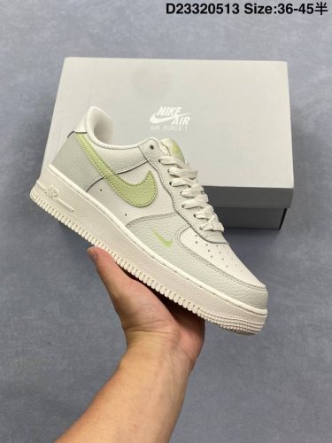 公司级耐克Nike Air Force 1’07 Low空军一号低帮百搭休闲运动板鞋。柔软、弹性十足的缓震性能和出色的中底设计，横跨复古与现代的外型结合，造就出