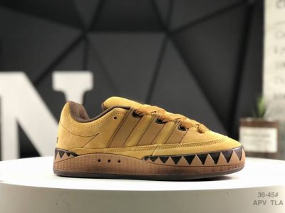 160 Adidas Adimatic Low 马蒂奇系列低帮 复古鲨鱼面包鞋运动休闲滑板板鞋 整个鞋面由色彩艳丽的麂皮制成 搭配品牌标志性大尺寸三条纹 Log