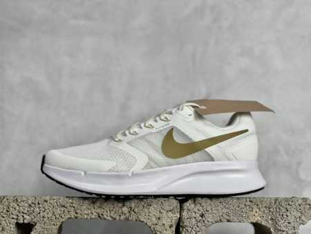 y版 Nike Run Swift 3 短跑运动鞋 跑步鞋专为短距离跑步设计。经典版型焕新升级，透气稳固。鞋面在鞋口和鞋舌区域搭配经典接触点设计，易于穿脱。融入 - 点击图像关闭