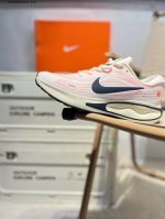 Nike Journey Run 跑步鞋 外贸专供订单 原厂折返国内销售 使用了新型的缓震材料 脚感偏韧 后跟有加厚的海绵填充 鞋子前掌和后掌做了加宽设计 增加