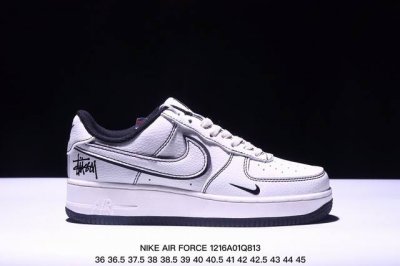 真标耐克nike Air Force 7空军一号低帮百搭休闲运动板鞋。柔软、弹性十足的缓震性能和出色的中底设计，横跨复古与现代的外型结合，造就出风靡全球三十多年