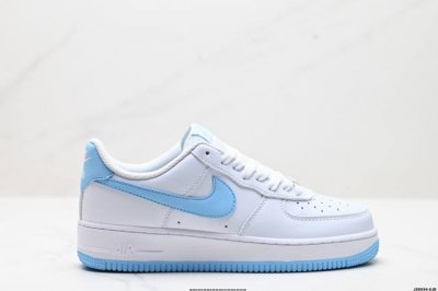 230 真标耐克Nike Air Force 1“07空军一号低帮百搭休闲运动板鞋。柔软、弹性十足的缓震性能和出色的中底设计，横跨复古与现代的外型结合，造就出风