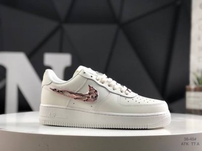 140 耐克Nike Air Force 1“07空军一号低帮百搭休闲运动板鞋。柔软、弹性十足的缓震性能和出色的中底设计，横跨复古与现代的外型结合，造就出风靡全