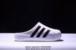 Adidas Originals Adifom Superstar 木屐鞋 鞋子由 50% 的天然和可再生材料制成，其特点是采用由甘蔗衍生物制成的类似泡沫的结构