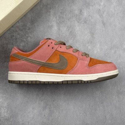 本地 核心私 耐克Nike Sb Dunk Low 板鞋 Sb系列经典百搭休闲运动板鞋 加厚鞋舌的填充，使舒适性大大提升，同时也更方便穿脱中底部分则加入了脚感柔