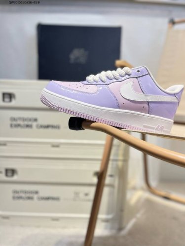 耐克 Nike Air Force 1 '07空军一号 百搭休闲运动板鞋。柔软、弹性十足的缓震性能和出色的中底设计，横跨复古与现代的外型结合，造就出风靡全球三十