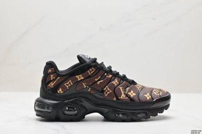 真标耐克 Nike Air Max Plus是nike旗下另类鞋款的代表，Tn 它诞生于1996年，是第一款使用tunedair气垫的跑鞋，其特点就在于实现各气