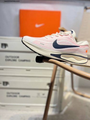 nike Joerney Run 轻便跑步鞋 使用了新型的缓震材料 脚感偏韧 后跟有加厚的海绵填充 鞋子前掌和后掌做了加宽设计 增加了跑步时的稳定性 织物加网纱