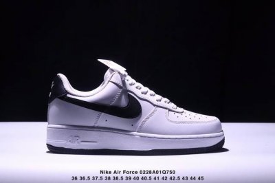 真标耐克Nike Air Force 1“07空军一号低帮百搭休闲运动板鞋。柔软、弹性十足的缓震性能和出色的中底设计，横跨复古与现代的外型结合，造就出风靡全球三