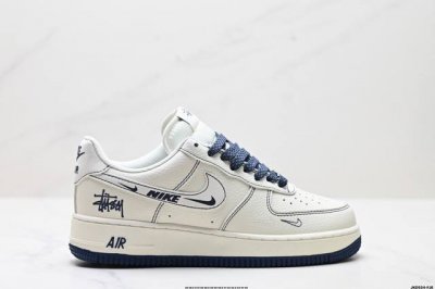 公司级耐克Nike Air Force 1“07 Lv8空军一号低帮百搭休闲运动板鞋。柔软、弹性十足的缓震性能和出色的中底设计，横跨复古与现代的外结合，造就出风