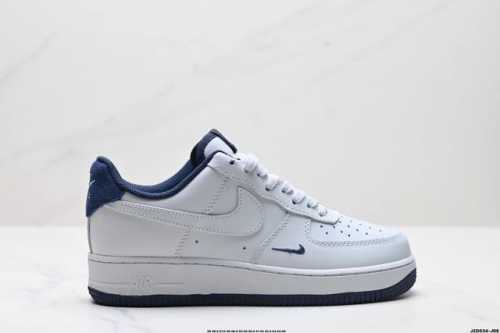 真标耐克nike Air Force 7空军一号低帮百搭休闲运动板鞋。柔软、弹性十足的缓震性能和出色的中底设计，横跨复古与现代的外型结合，造就出风靡全球三十多年