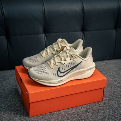 核心私 Nike Quest 6极速6代网面透气 时尚休闲跑步鞋 简约高科技设计采用多层材料，为双足带来凉爽感受和稳固体验时尚鞋面搭配中足包覆设计，提供稳固贴合