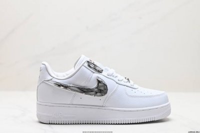 公司级耐克nike Air Force 7 空军一号低帮百搭休闲运动板鞋。柔软、弹性十足的缓震性能和出色的中底设计，横跨复古与现代的外型结合，造就出风靡全球三十