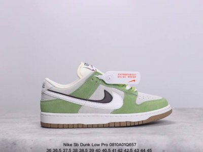耐克 Nike Sb Dunk Low Pro 男女同款运动鞋复古板鞋，尽情迈步，彰显个性风采。采用柔软皮革鞋面，经久耐穿，塑就如元年款 Dunk 般的复古质感