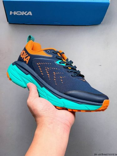 集图 Hoka One One Challenger Atr 6 减震防滑耐磨低帮跑步鞋。采用全新泡棉中底与高耐磨橡胶大底，集轻盈、舒适、缓震、稳定、抓地力于一