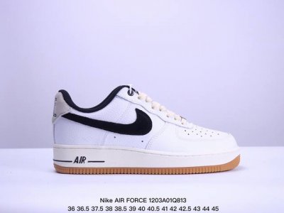 公司级耐克nike Air Force 7 空军一号低帮百搭休闲运动板鞋。柔软、弹性十足的缓震性能和出色的中底设计，横跨复古与现代的外型结合，造就出风靡全球三十