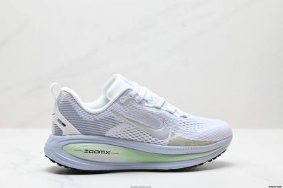公司级Nike Vomero 18 耐克 舒适减震防滑 低帮跑步鞋 全掌Reactx泡绵中底 前掌和后跟还配备了Air Zoom气垫单元 据说跑起来更快更舒适哦