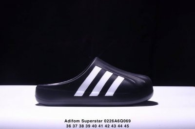 Adidas Originals Adifom Superstar 木屐鞋 鞋子由 50% 的天然和可再生材料制成，其特点是采用由甘蔗衍生物制成的类似泡沫的结构