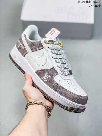 真标带半码 Nk Air Force 1‘07 Low 空军一号低帮休闲板鞋 鞋款采用再生材料制成，混合了皮革、网眼和绒面革。侧面的双 Swooshes、“82 - 点击图像关闭