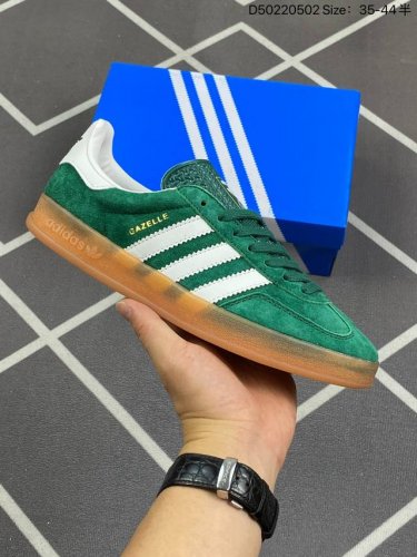 160 阿迪达斯 Adidas Originals Gazelle Indoor 复古三叶草防滑透明橡胶板鞋经典运动鞋。这款经典鞋,忠于原版设计,缀撞色三条纹和