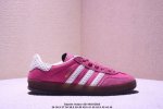 阿迪达斯 Adidas Originals Gazelle Indoor复古三叶草防滑透明橡胶板鞋经典运动鞋。这款经典鞋,忠于原版设计,缀撞色三条纹和鞋跟饰片。