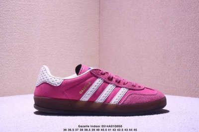 阿迪达斯 Adidas Originals Gazelle Indoor复古三叶草防滑透明橡胶板鞋经典运动鞋。这款经典鞋,忠于原版设计,缀撞色三条纹和鞋跟饰片。