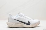 公司级升级原楦原纸版数据开发 采用弹性 Flyknit 飞织鞋面材质 内里嵌入定型海绵 全掌型 Zoomx 泡绵中底 外置防滑耐磨橡胶底片竞训神鞋飞马plus回