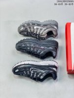 Nike P-6000 复古技科个性运动老爹鞋。该鞋款鞋采面用纵横交错的覆面，重现 2000 年代鞋跑风格，同时搭配震缓鞋垫，带来舒的适步履体验。Nike P7