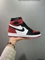 公司级耐克 男女鞋 Nike Air Jordan 1 Retro High Og 乔丹一代Aj1 倒钩 乔1 Aj1 篮球鞋复刻运动鞋。皮面高帮板鞋的设计灵感