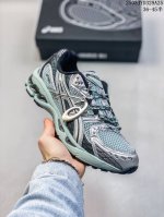 200 asics Gel-Nimbus 10.1亚瑟士经典跑鞋 如今机能风和户外风吹得正劲，便是主打“Urban Outdoor机能越野风格”，城市和户外场景