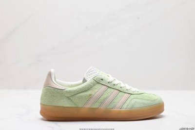 公司级adlidas Originals Gazelle Indoor ”棕白“ 这款阿迪达斯运动鞋是 1979年 Gazelle Indoor 运动鞋的复兴，