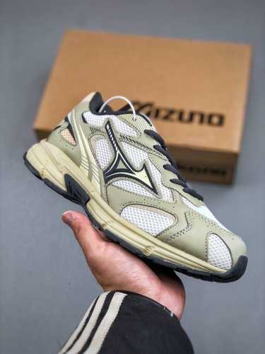 260支持放店 Mizuno Sports Style美津浓 复古时尚休闲舒适减震运动跑步鞋 美津浓Wave机械缓震，可以说是机械缓震跑鞋科技的翘楚。有着非凡的