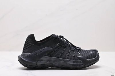 公司级Mammut猛犸象 户外机能训练 登山鞋 采用了专业的鞋底设计 耐磨的橡胶大底和特殊的防滑纹路设计 无论是在崎岖的山路还是湿滑的岩石上 都能为穿着者提供稳