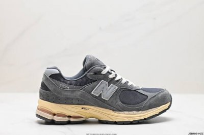 公司级new Balance 2002R 复古单品 热门复古鞋型new Balance 2002R，近日又曝出一款全新配色并释出官图。整双鞋采用棕色和米色主打，