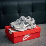 核心私 Nike Zoom Vomero 5 Sp 佛莫罗5代系列经典复古休闲运动慢跑鞋 #采用环保纤维革饰片组合网眼布鞋面材质 正确后跟Tpu加固 耐弯折热塑