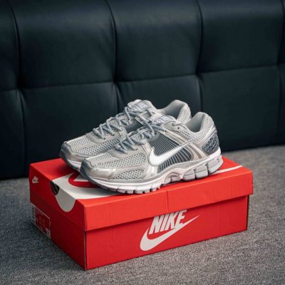 核心私 Nike Zoom Vomero 5 Sp 佛莫罗5代系列经典复古休闲运动慢跑鞋 #采用环保纤维革饰片组合网眼布鞋面材质 正确后跟Tpu加固 耐弯折热塑