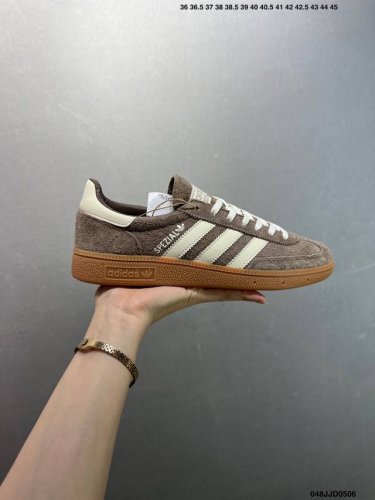 adidas Originals Handball Special 褐色 此款鞋延续了橡胶外底和经典款式的传统。优质绒面革鞋面和标志性的3条纹采用明亮的对比色，