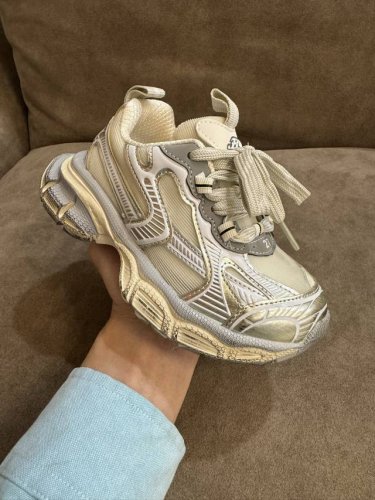 巴黎家网纱透气系列儿童魔术贴老爹鞋 Size：26-37码 经典巴黎世家老爹款 魔术贴设计，穿脱方便 闪钻系列时髦又洋气