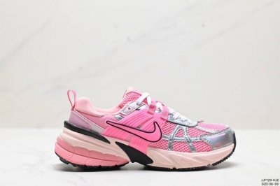 公司级耐克nike V2K Run跑步鞋复古风潮 网面透气运动鞋 灰银紧致的鞋面材质提供良好的包裹性鞋侧 Swoosh以及鞋头部分搭配增添不少亮点的镀铬细节鞋垫