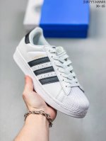 Ad Originals Superstar 经典复古贝壳头板鞋 诞生于1969年 是第一双将全皮面鞋 身与橡胶鞋头结合在一起的低帮篮球鞋 Superstar最