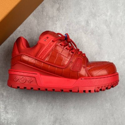 自取550 核心私 Lv-路易-威登Trainer 2025走秀最新款原版1：1开发复刻！！上脚非常舒适 做工精细鞋面由意大利进口小牛皮拼接，侧边饰有品牌Log