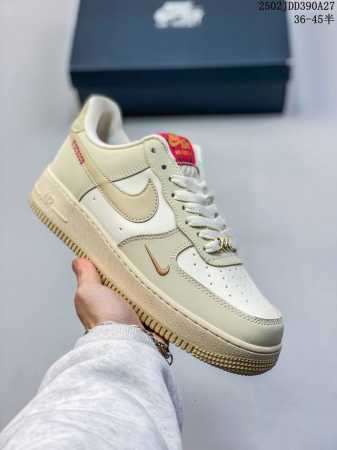真标耐克Nike Air Force 1“07空军一号低帮百搭休闲运动板鞋。柔软、弹性十足的缓震性能和出色的中底设计，横跨复古与现代的外型结合，造就出风靡全球三 - 点击图像关闭